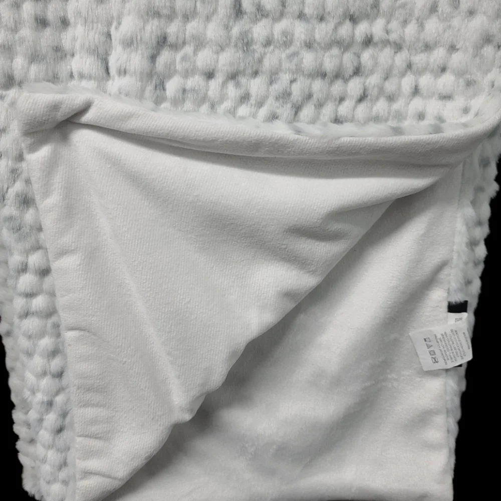 DKNY Luxe White Gray Faux Fur Snow Leopard Throw Blanket Ultra Soft NEW 50